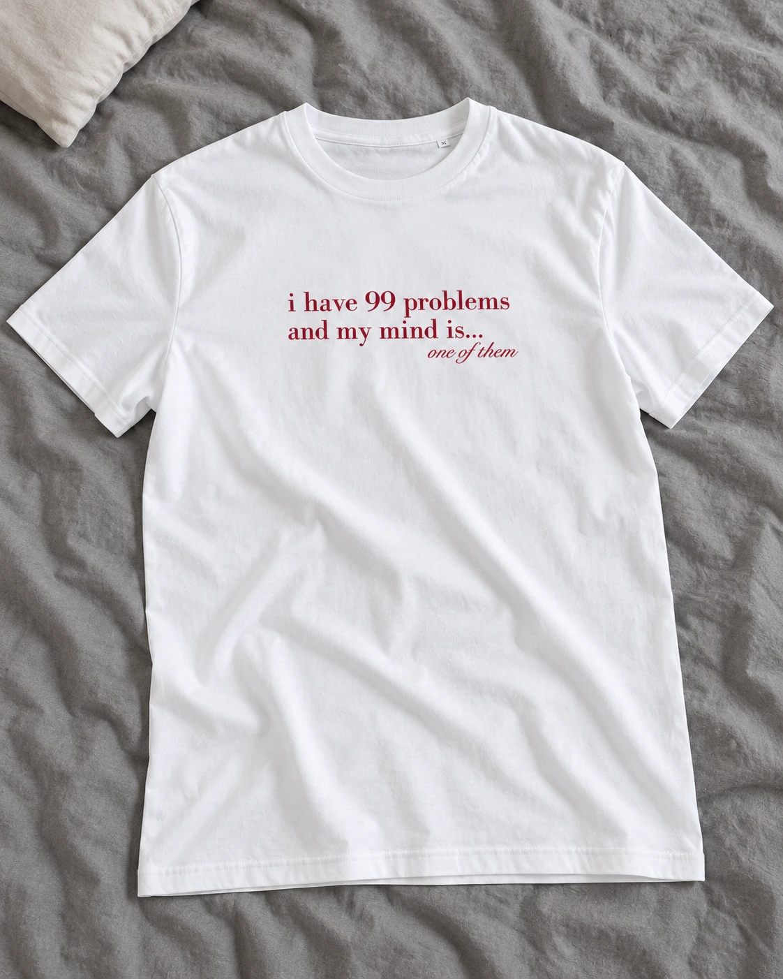 Balts T-krekls “99 problems” uz segas