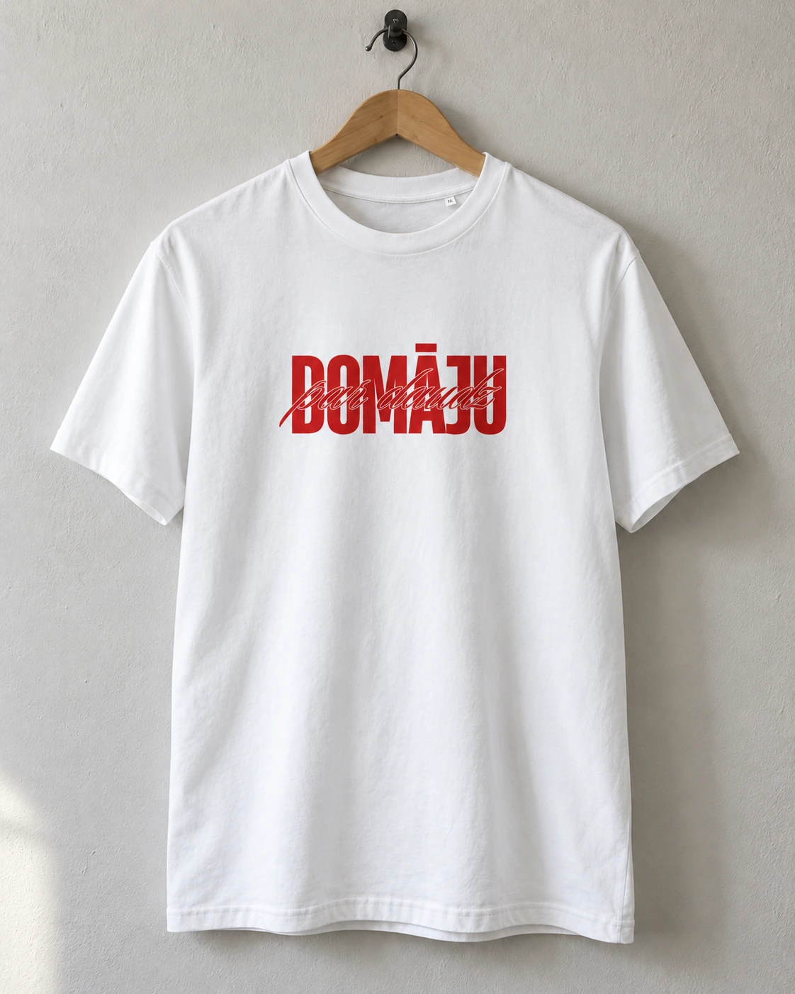 Balts T-krekls “Domāju par daudz” uz pakaramā