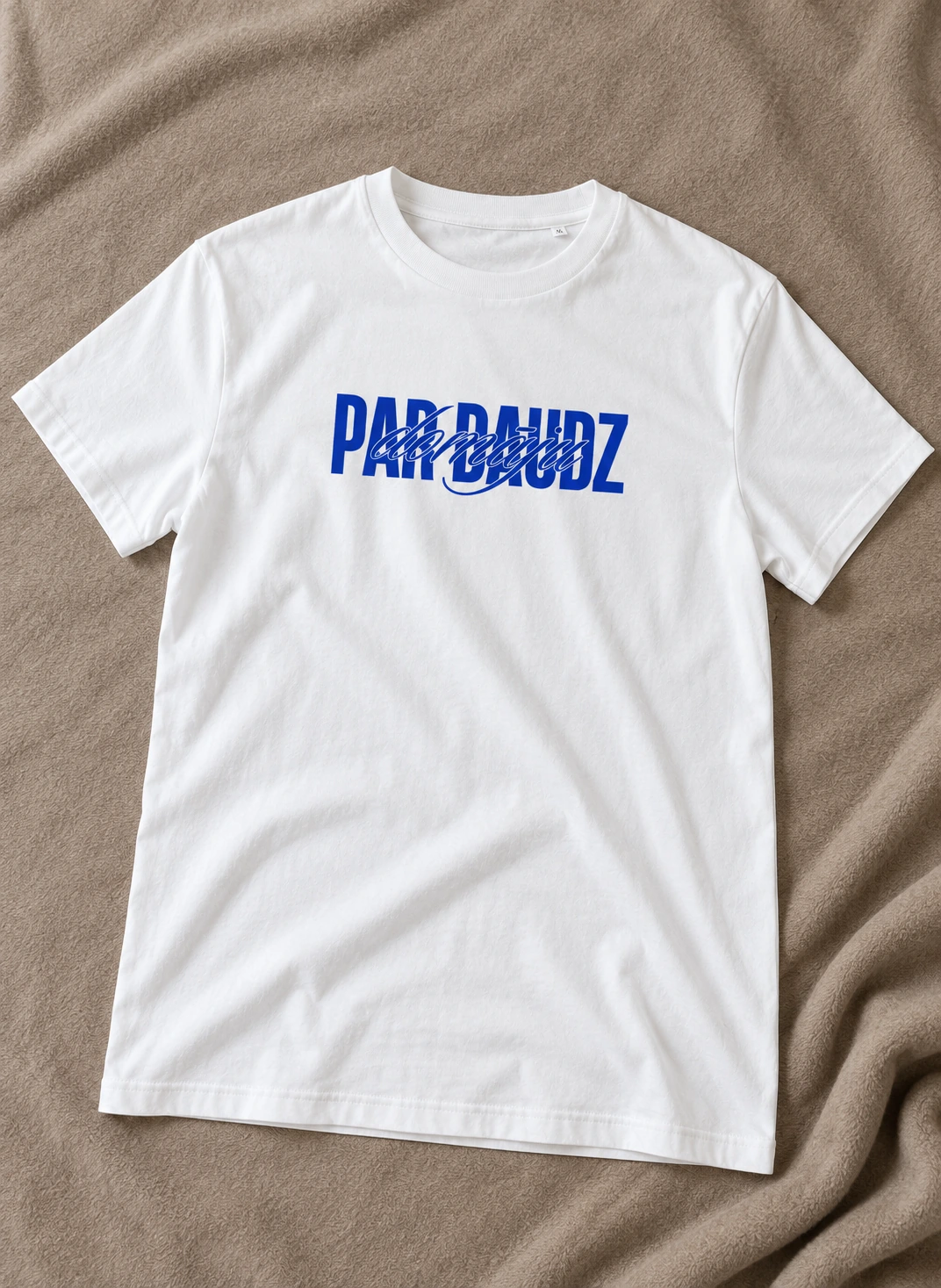 Balts T-krekls “Par daudz domāju” uz segas