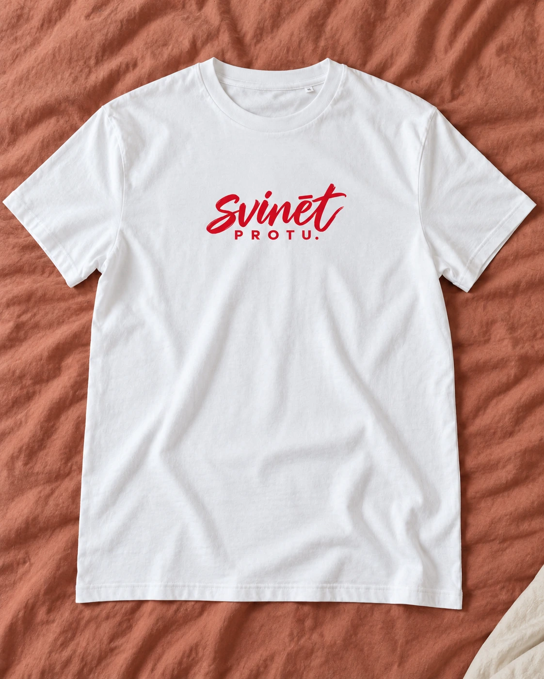 Balts T-krekls “Svinēt protu” uz segas
