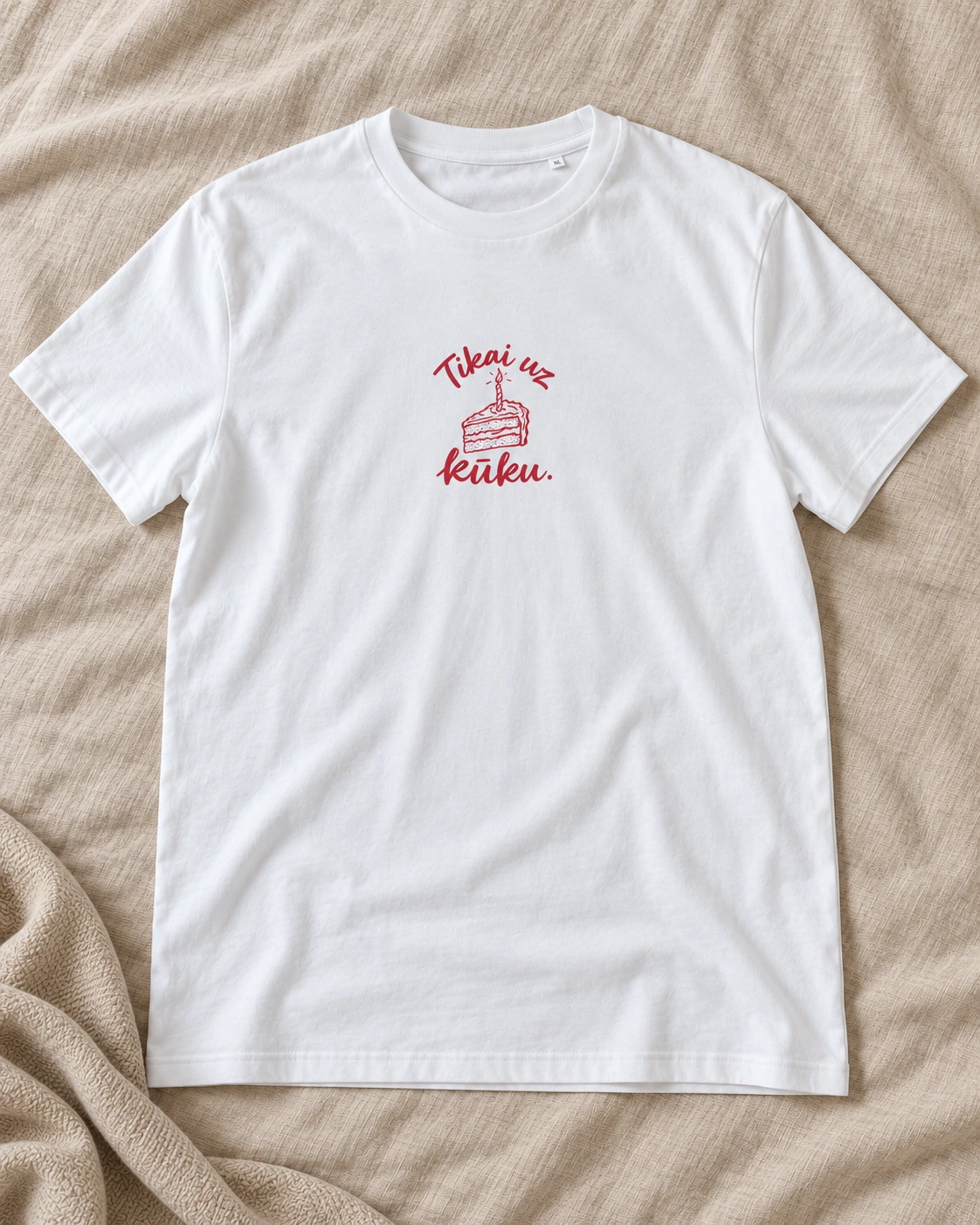 Balts T-krekls “Tikai uz kūku” uz segas